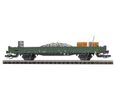 31508 - 2-osý plošinový vůz stavebního vlaku DR, s nákladem štěrku, dřevěných beden, sudů a nářadí